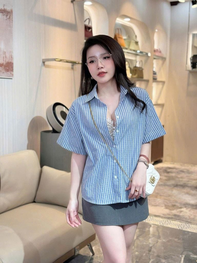 TQ4130-Set áo sơ mi sọc xanh, CV ngắn thêu chữ Xám (2 món)