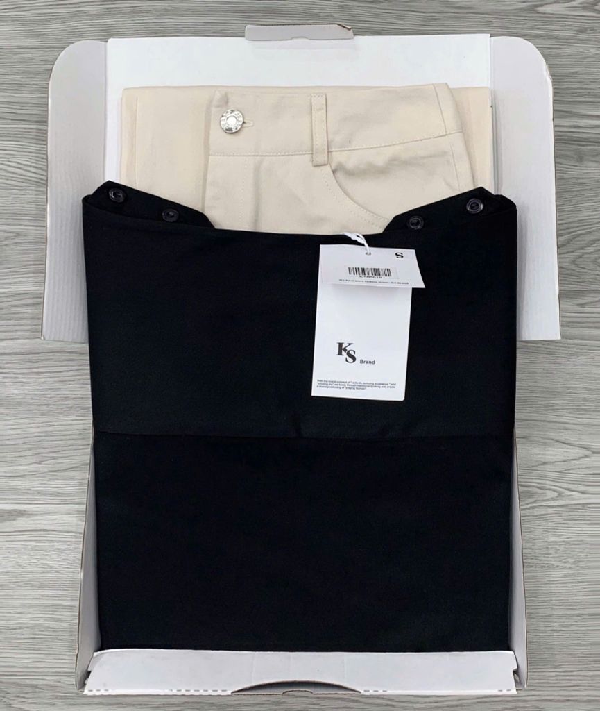 KS0567-Set áo kiểu vai đính nút, quần kaki Kem (áo đen)