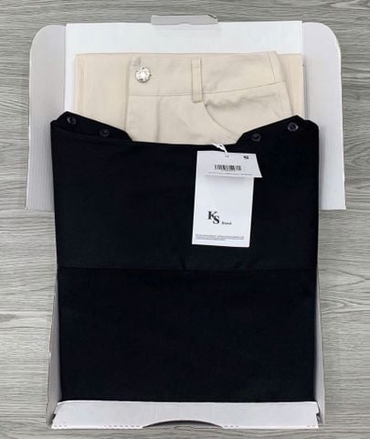 KS0567-Set áo kiểu vai đính nút, quần kaki Kem (áo đen)