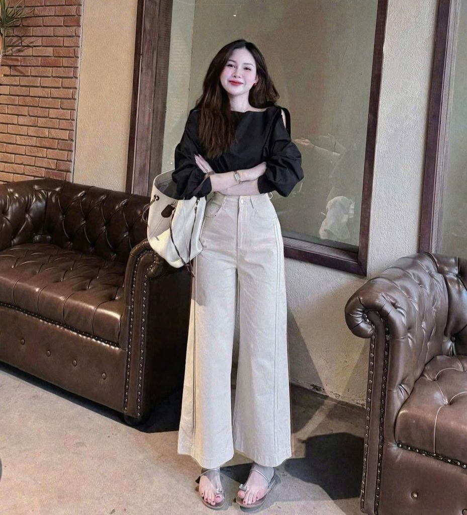 KS0567-Set áo kiểu vai đính nút, quần kaki Kem (áo đen)
