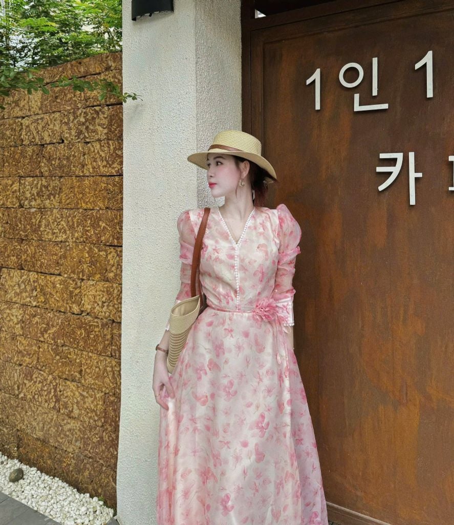 VGU0026-Đầm tơ hoa cổ V phối viền+dây cột eo Hồng