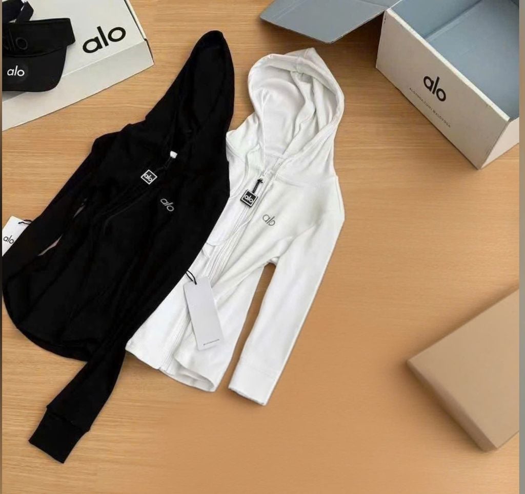 VGU0027-Set áo khoác +CV ngắn xếp ly thêu alo Đen