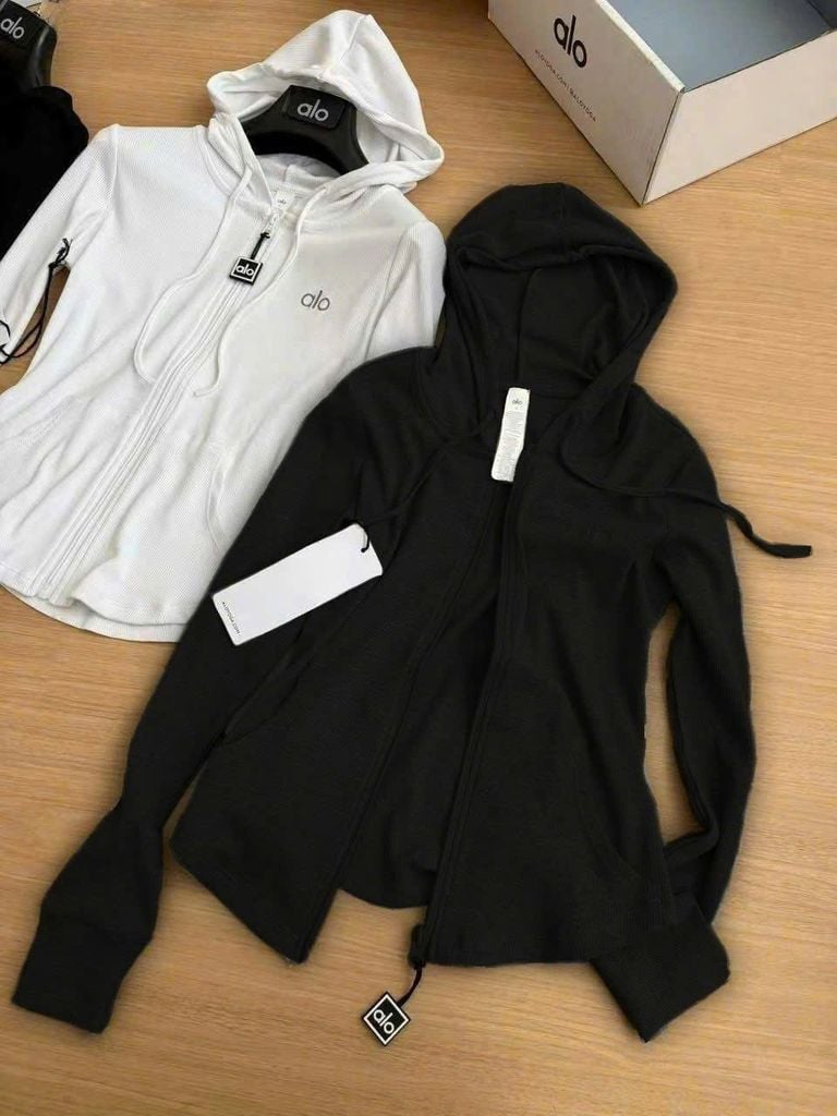 VGU0027-Set áo khoác +CV ngắn xếp ly thêu alo Đen