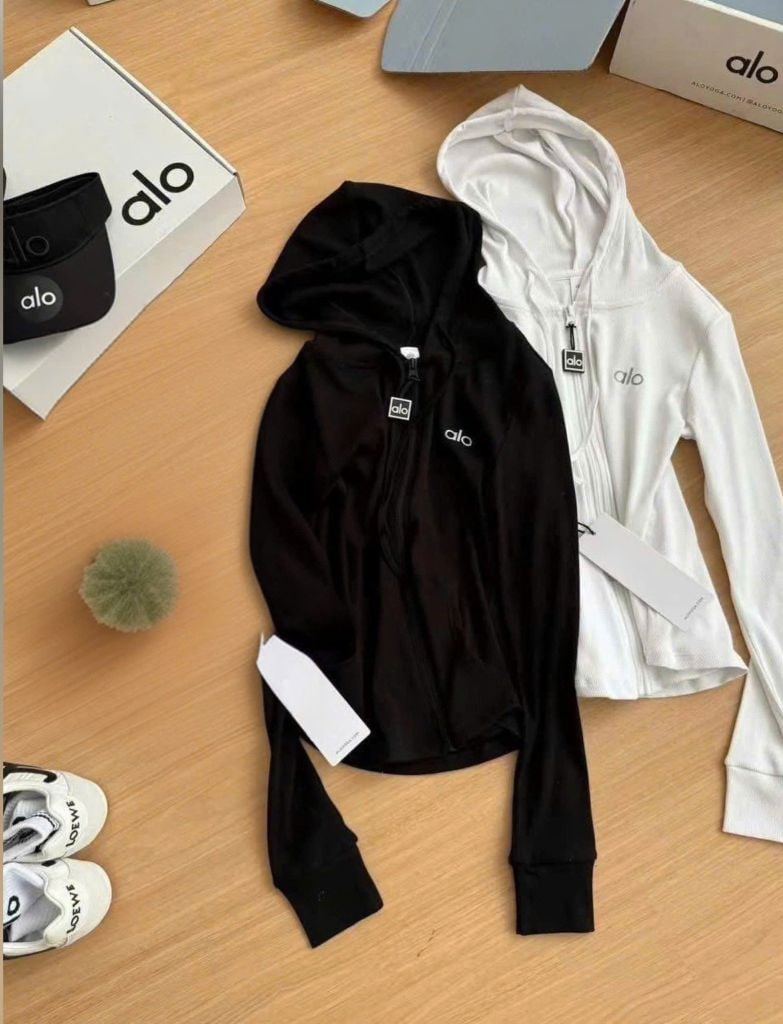 VGU0027-Set áo khoác +CV ngắn xếp ly thêu alo Đen