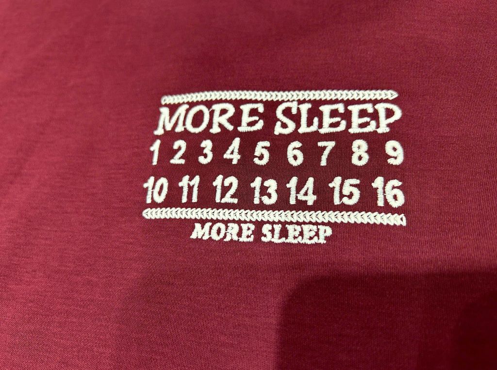QCC2268-Áo thun More Sleep thêu số Đỏ