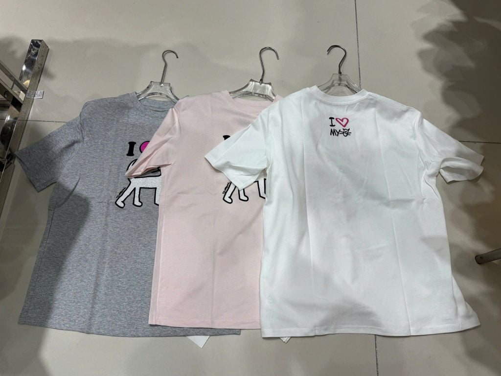 QCC2373-Áo thun in mèo sau cổ thêu chữ Trắng