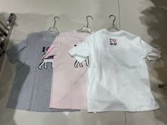 QCC2373-Áo thun in mèo sau cổ thêu chữ Trắng