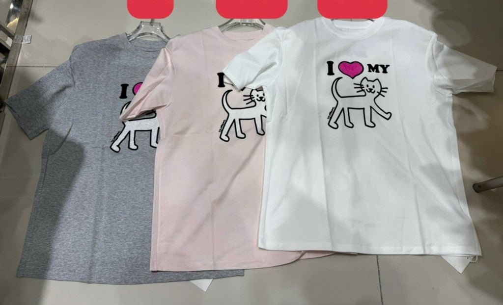 QCC2373-Áo thun in mèo sau cổ thêu chữ Trắng