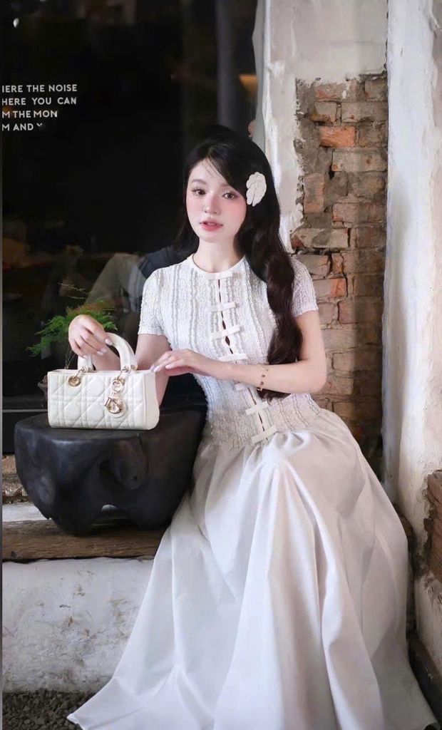 VGU0095 - ĐẦM TRẮNG ĐÍNH NƠ