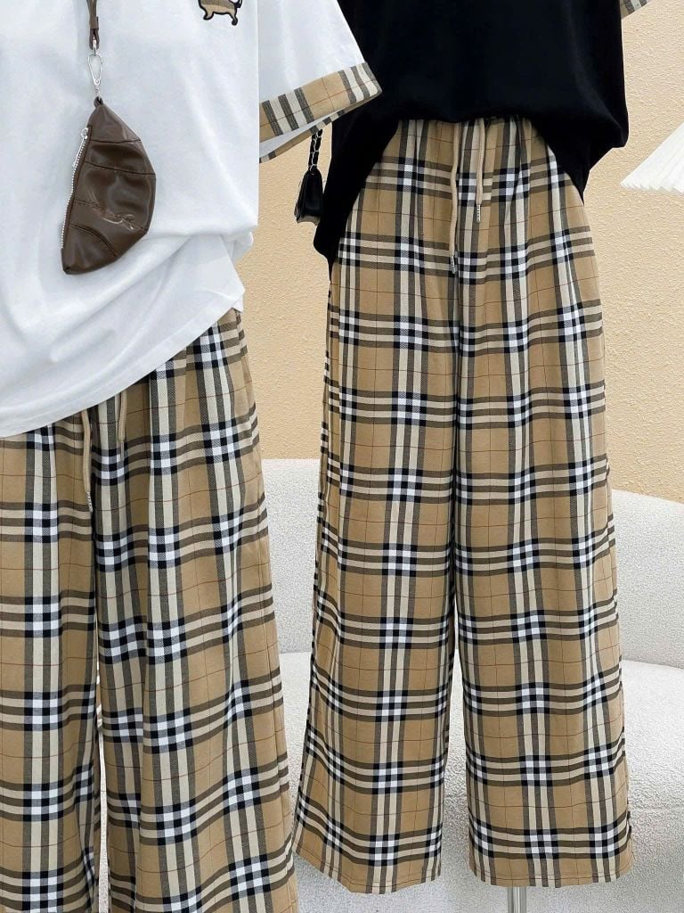 KS0625-Set áo thun phối tay thêu cún, quần suông caro Nâu (áo trắng)
