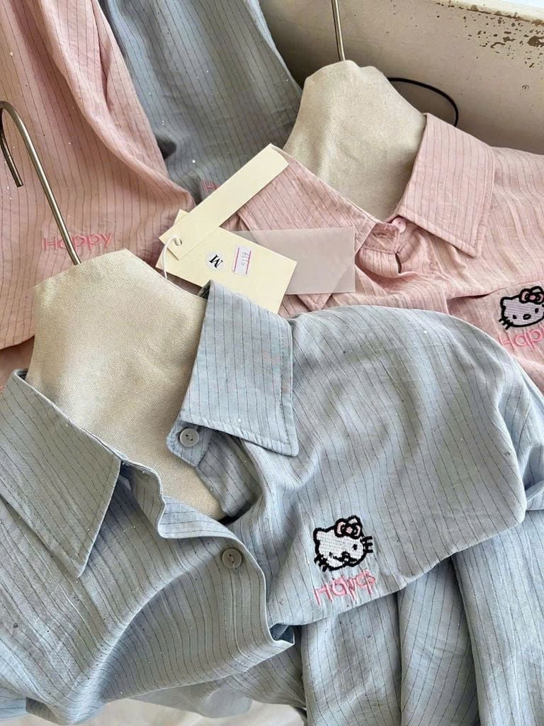 TB8044-Set áo sơ mi thêu kitty, quần short sọc Hồng (2 món)