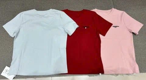 QCC2274-Áo thun thêu chữ đính charm Đen