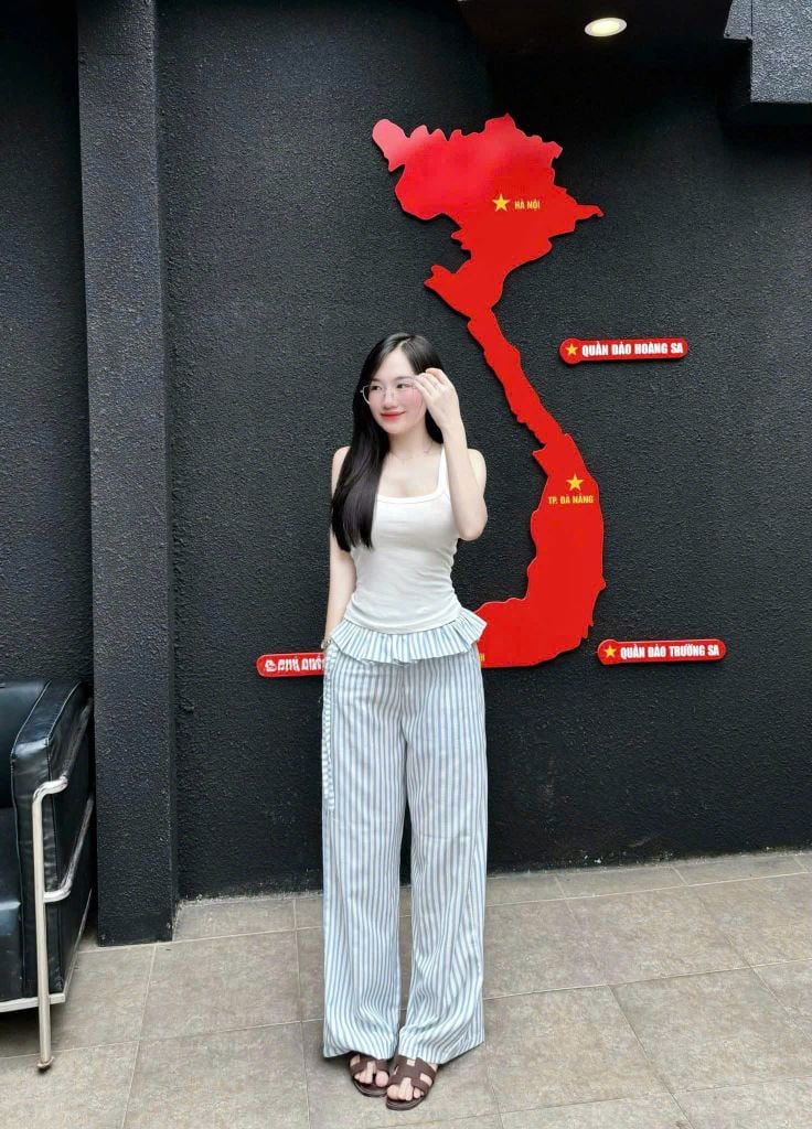 KS0693 - SET ÁO 2 DÂY TRẮNG + QUẦN SỌC XANH