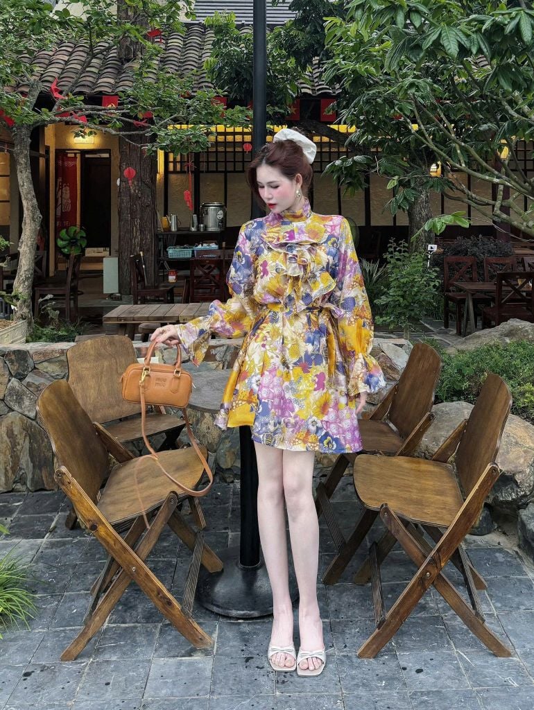 VGU9017- Đầm hoa suông tay loe, ngực phối bèo