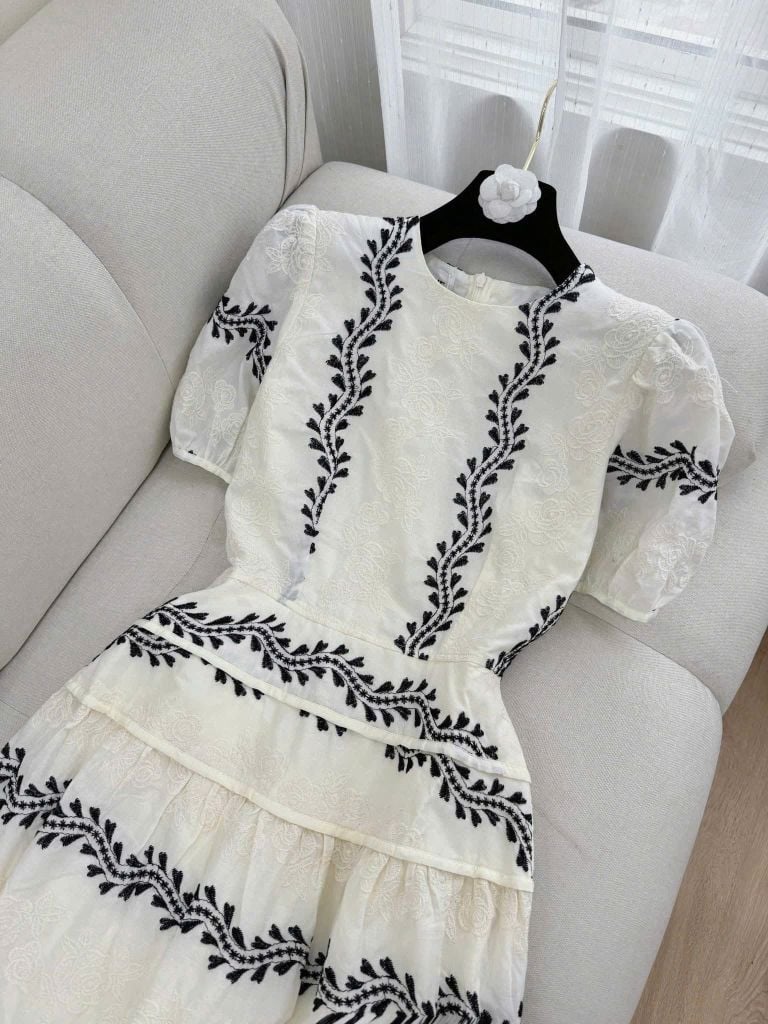 TQ1793-Đầm TK thêu hoa CC Kem