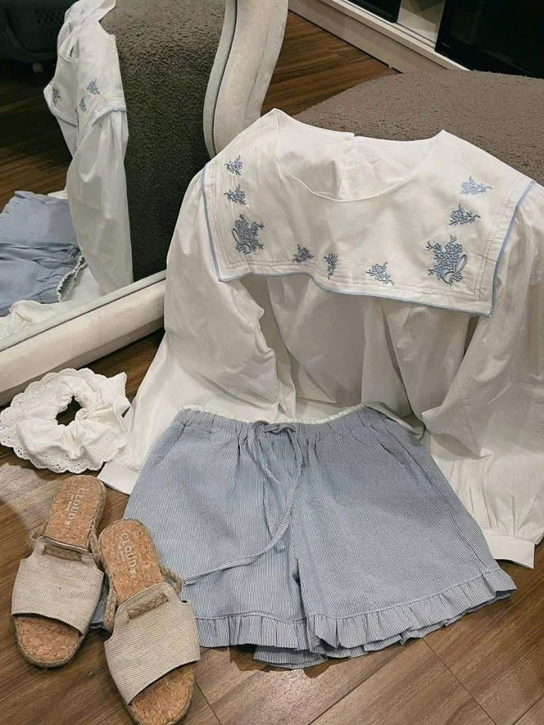 TB5724-Set áo trắng cổ thêu hoa, quần short sọc xanh viền ren