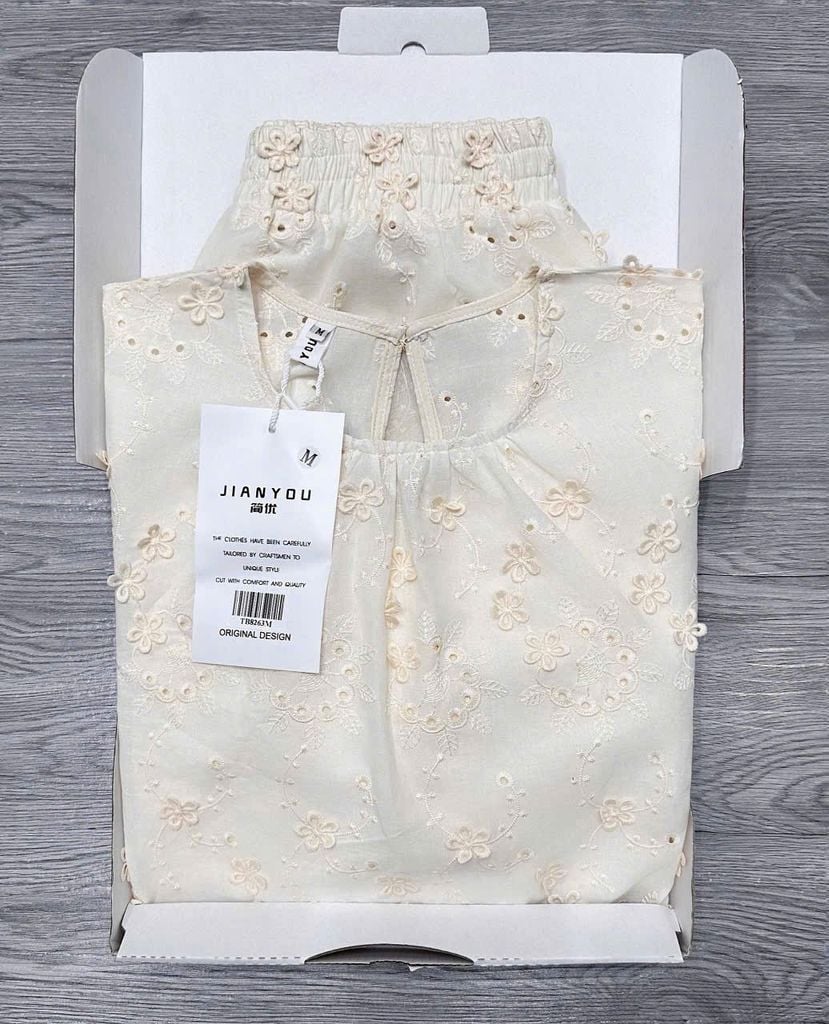TB8263-Set áo tay bo thun+quần short thêu hoa nổi CC Kem