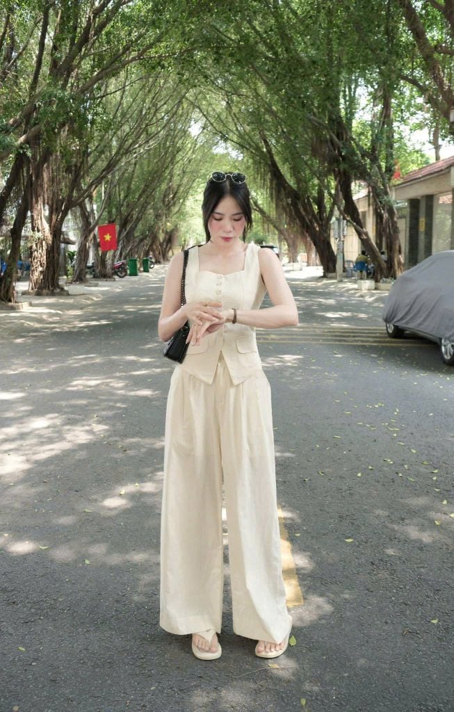 KS0731-Set áo cổ vuông phối nắp túi, quần dài Kem