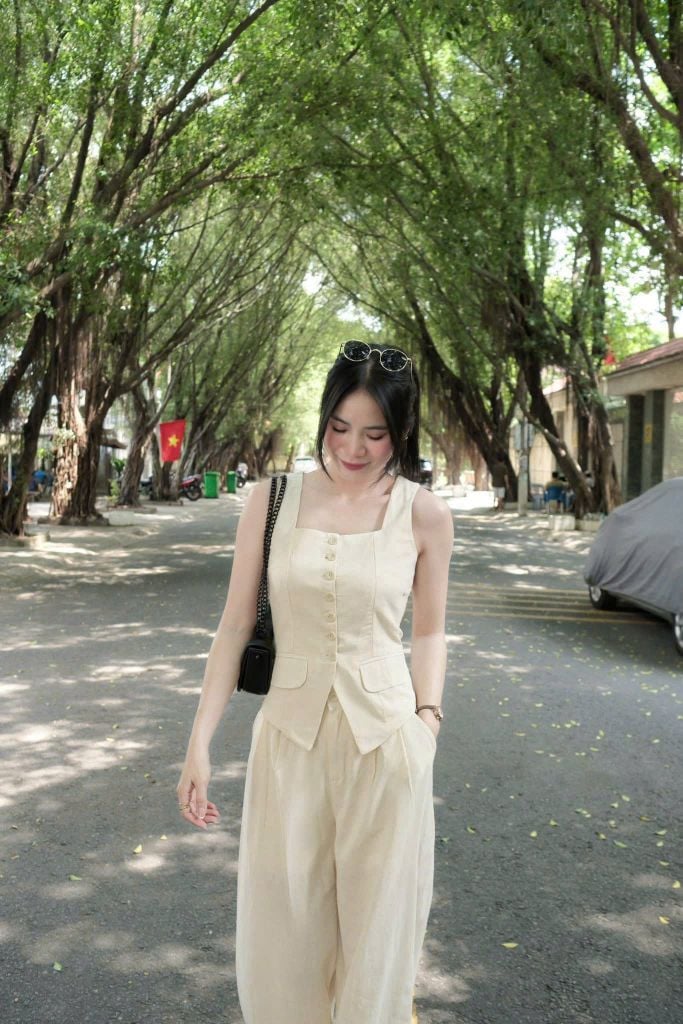 KS0731-Set áo cổ vuông phối nắp túi, quần dài Kem