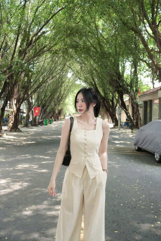 KS0731-Set áo cổ vuông phối nắp túi, quần dài Kem