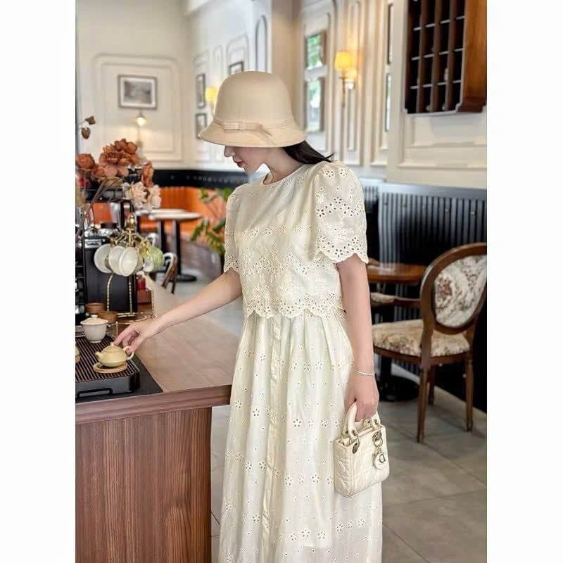KS0738-Set kate thêu hoa lỗ, áo+CV dài phối nút Kem