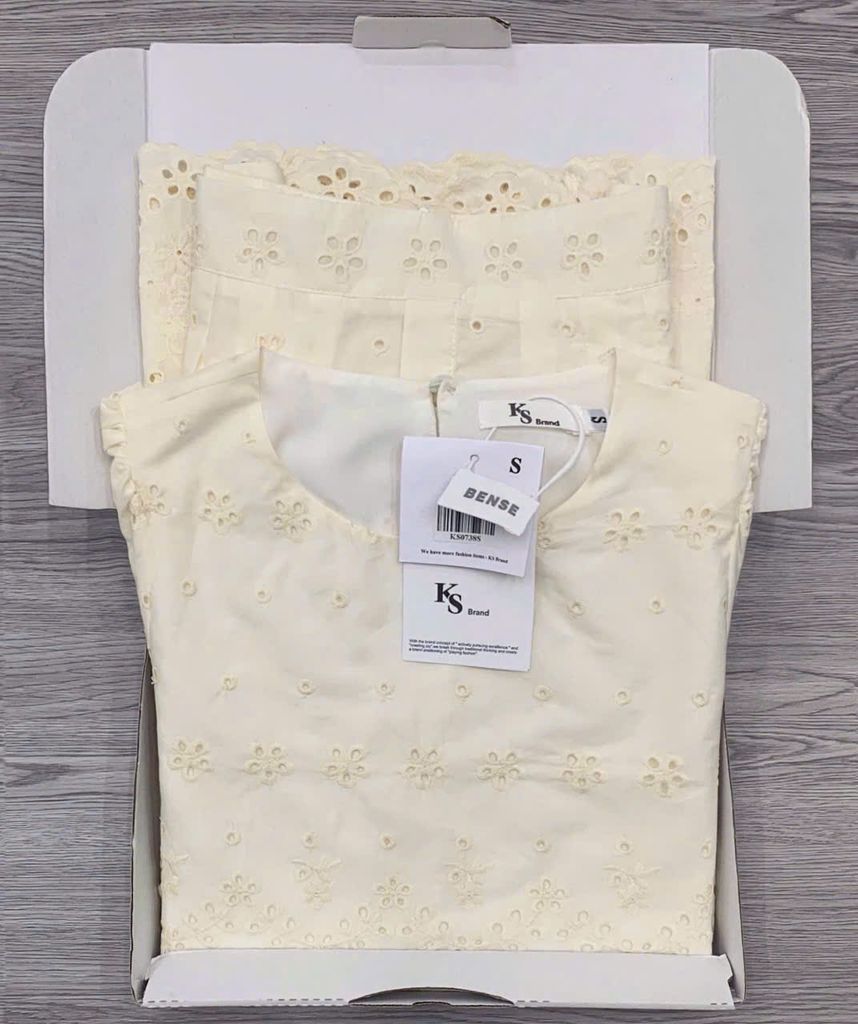 KS0738-Set kate thêu hoa lỗ, áo+CV dài phối nút Kem