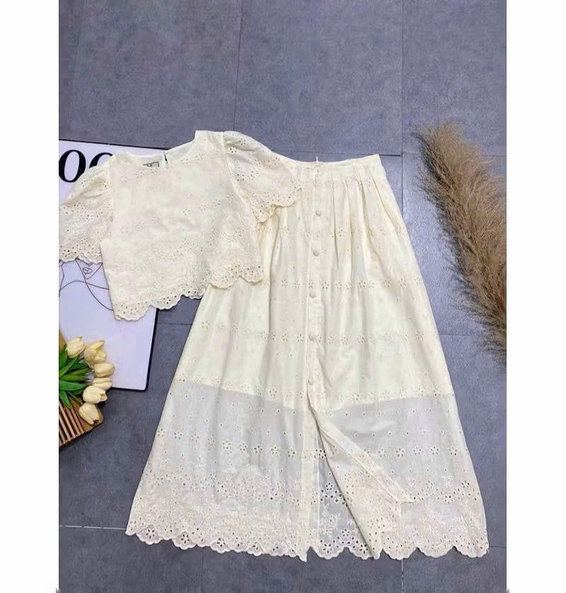 KS0738-Set kate thêu hoa lỗ, áo+CV dài phối nút Kem