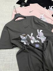 TB8292-Set áo thun in thỏ, quần short viền bèo Đen