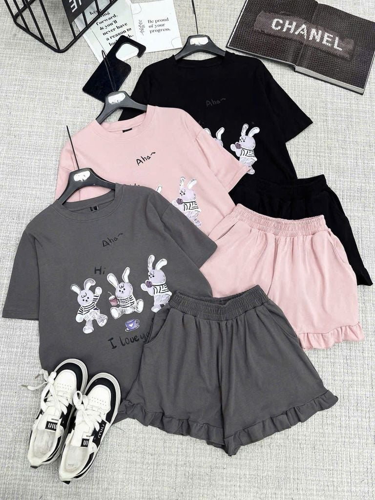 TB8293-Set áo thun in thỏ, quần short viền bèo Xám