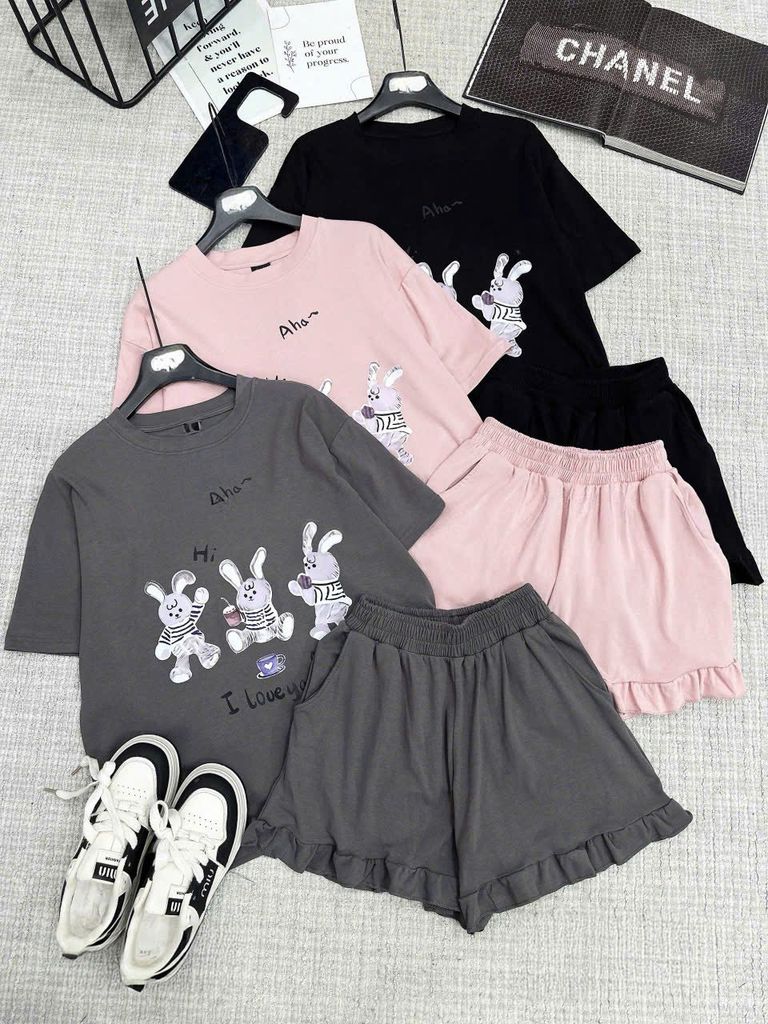 TB8292-Set áo thun in thỏ, quần short viền bèo Đen