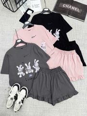 TB8292-Set áo thun in thỏ, quần short viền bèo Đen