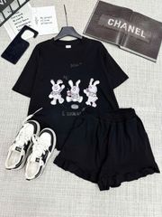 TB8292-Set áo thun in thỏ, quần short viền bèo Đen