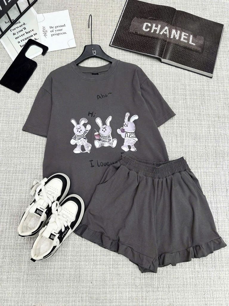 TB8293-Set áo thun in thỏ, quần short viền bèo Xám