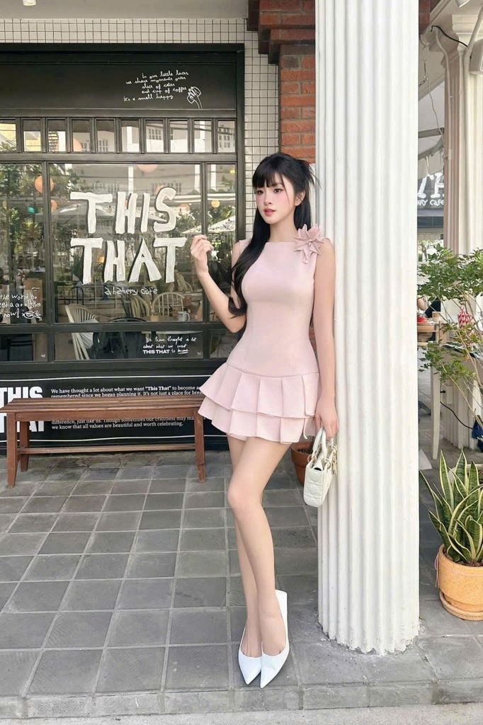 TB8163-Đầm TK vai đính hoa, tùng xếp ly tầng Hồng