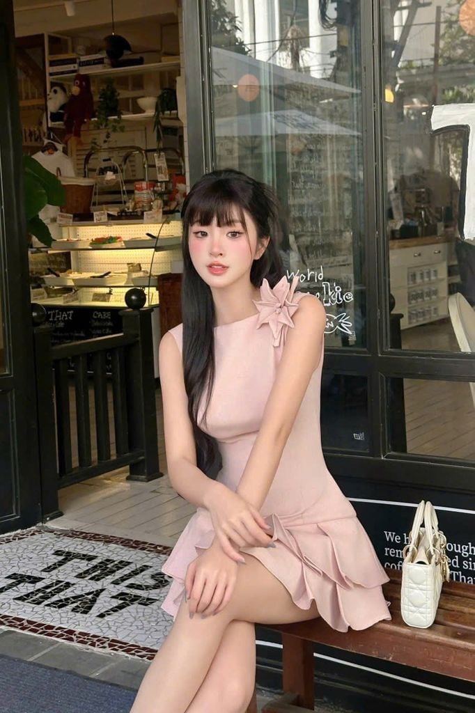 TB8163-Đầm TK vai đính hoa, tùng xếp ly tầng Hồng