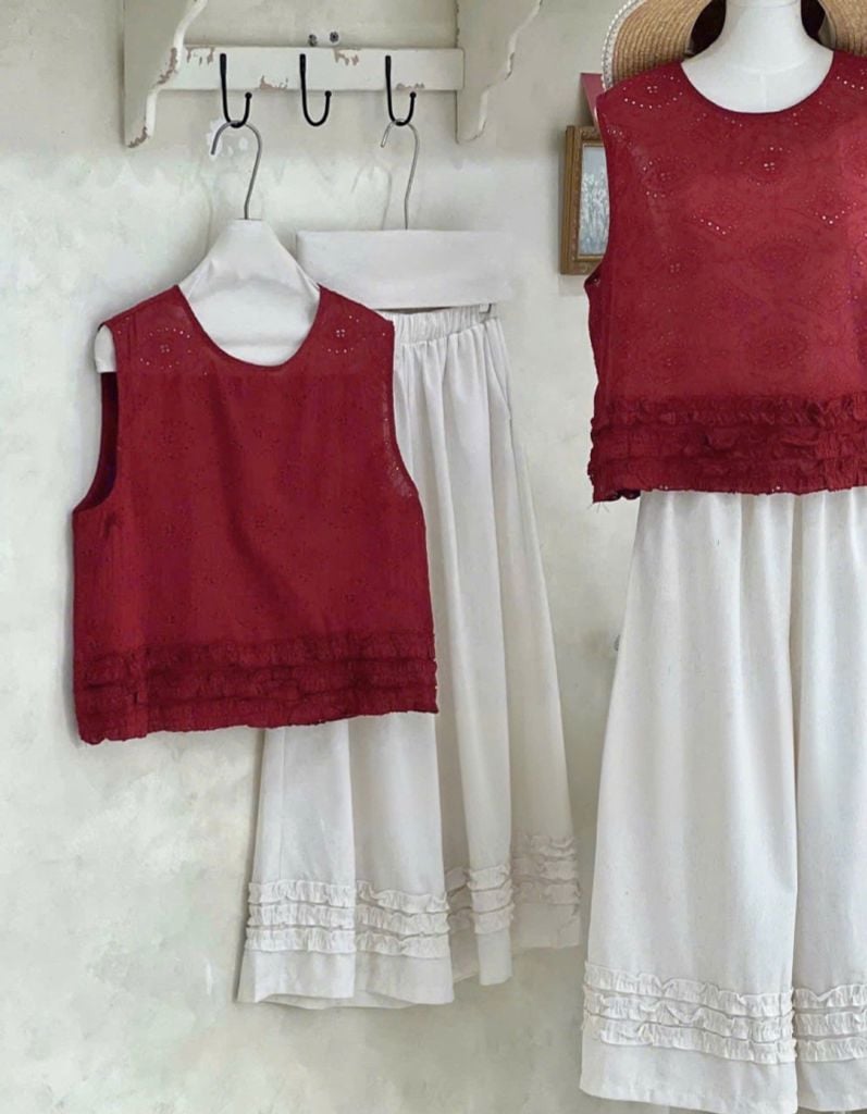VGU0294-Set áo đỏ thêu chỉ+quần suông trắng nhúng viền bèo