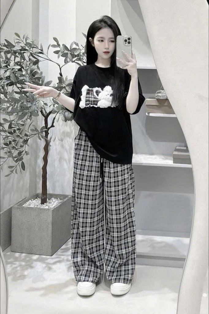 TB8311-Set áo thun trắng đính cún nổi, quần dài caro