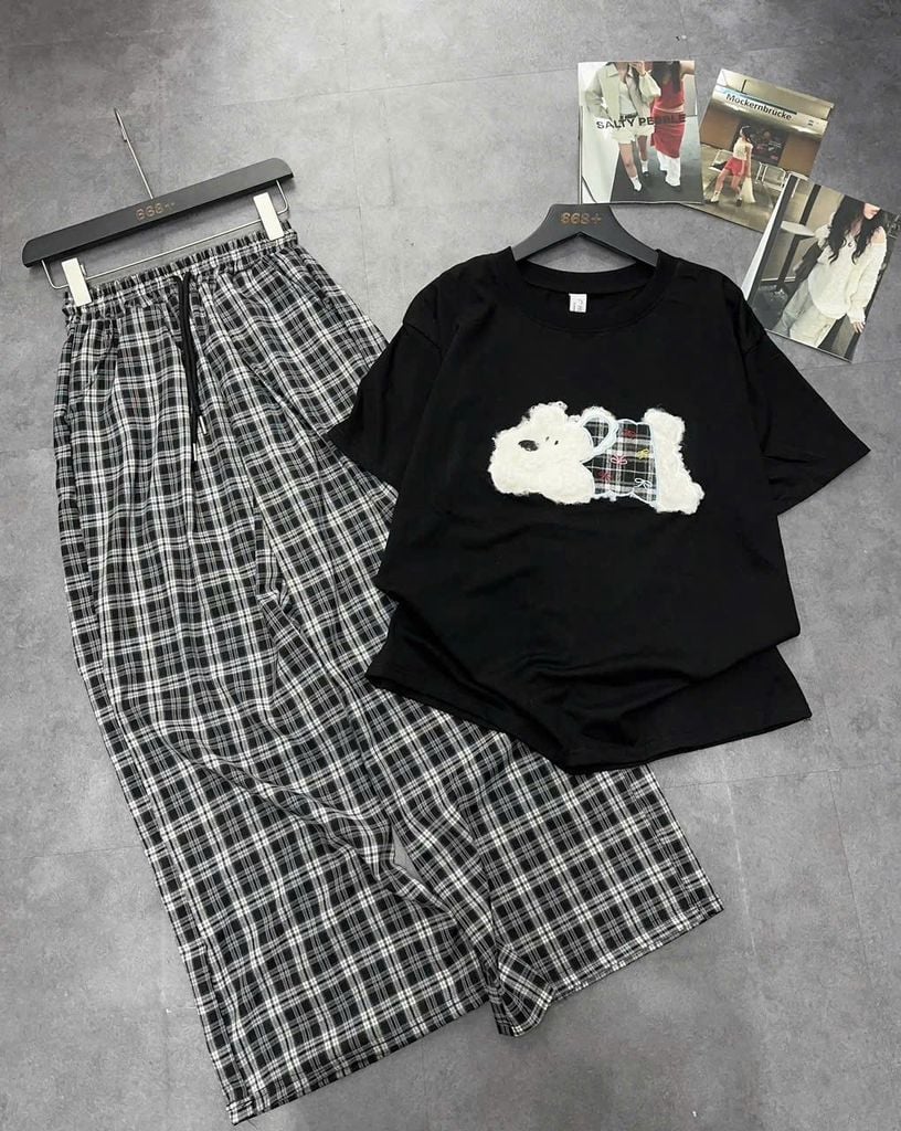 TB8310-Set áo thun đen đính cún nổi, quần dài caro