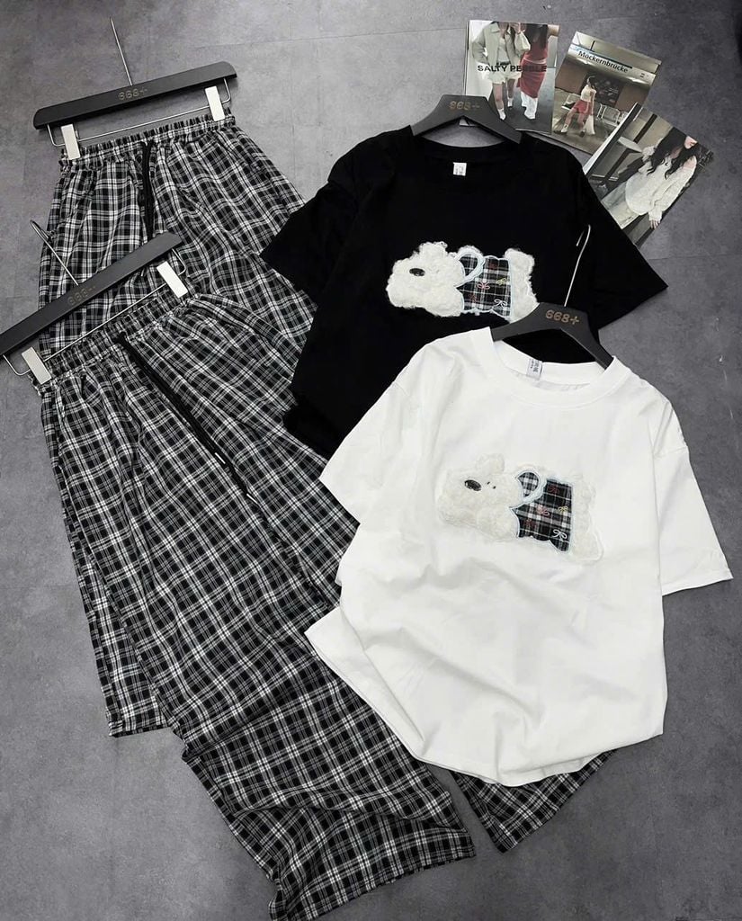 TB8311-Set áo thun trắng đính cún nổi, quần dài caro