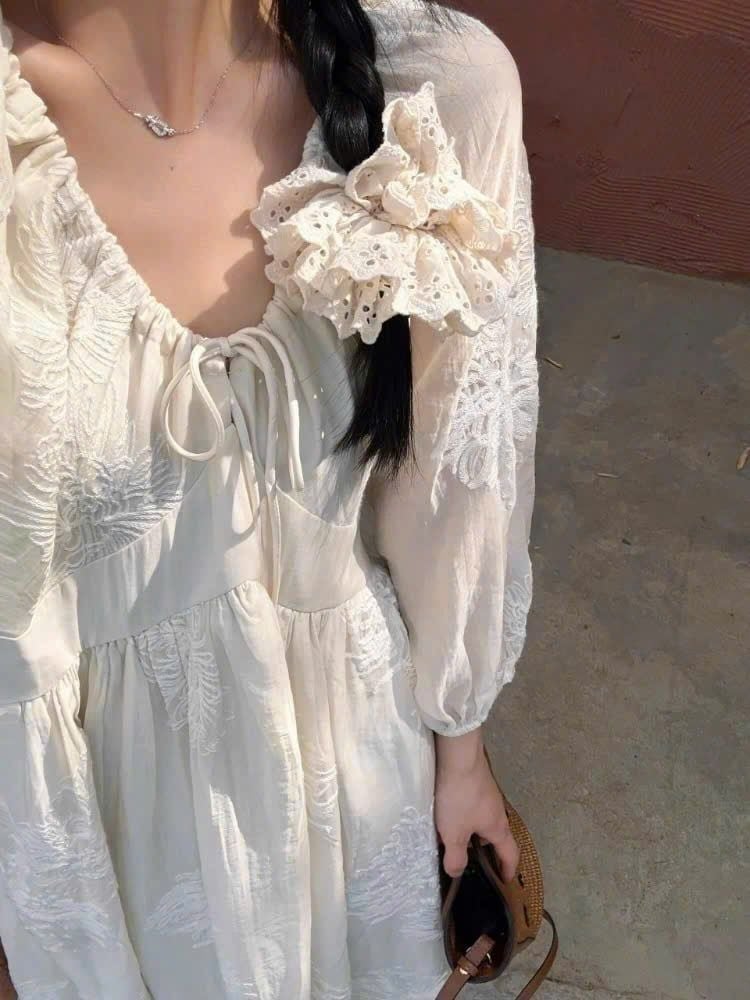 VRA0620-Đầm tơ thêu chỉ nổi Kem