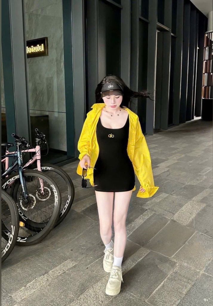 VGU0312-Set váy body thêu alo đen+áo sơ mi vàng