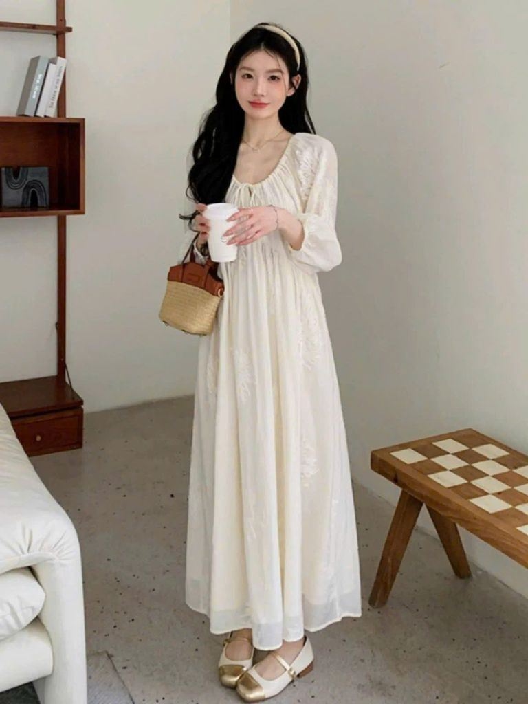 VRA0620-Đầm tơ thêu chỉ nổi Kem