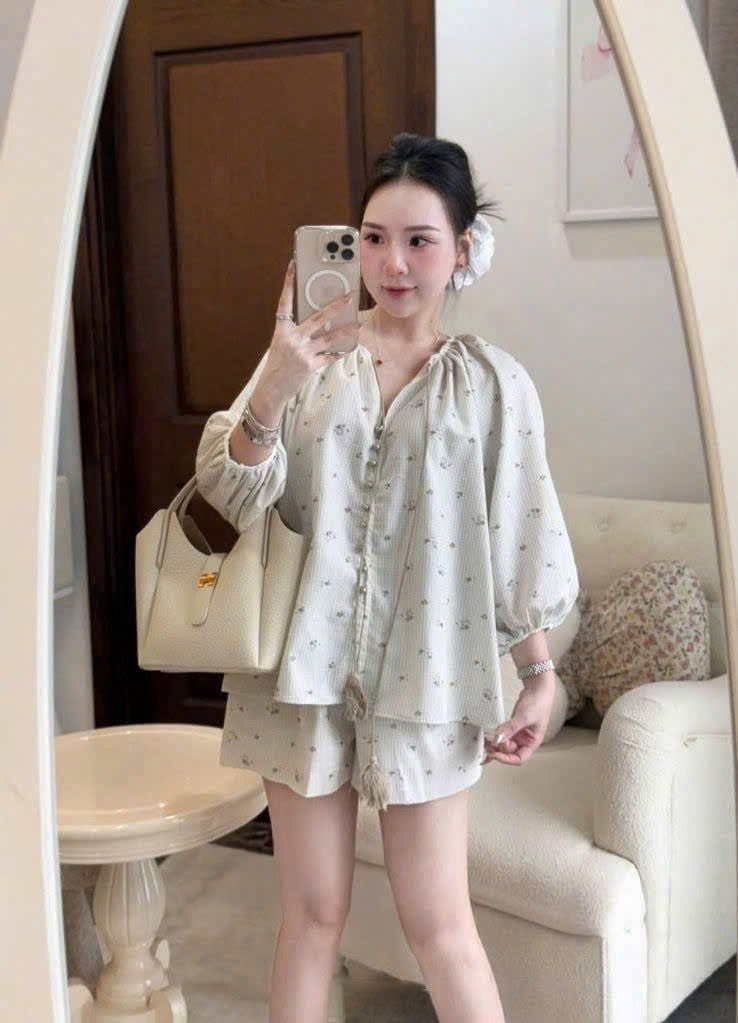 TB8320-Set caro nhí in hoa, áo nút ngọc+quần short