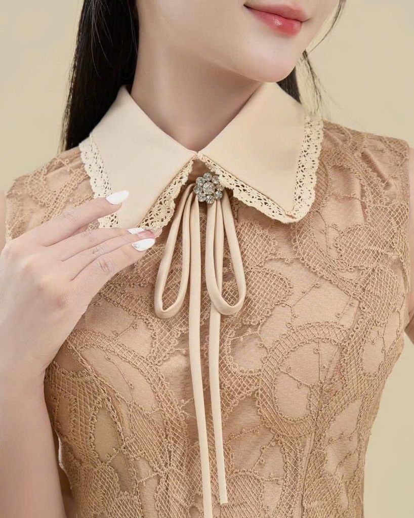VGU0404-Đầm ren ngắn phối cổ Nâu