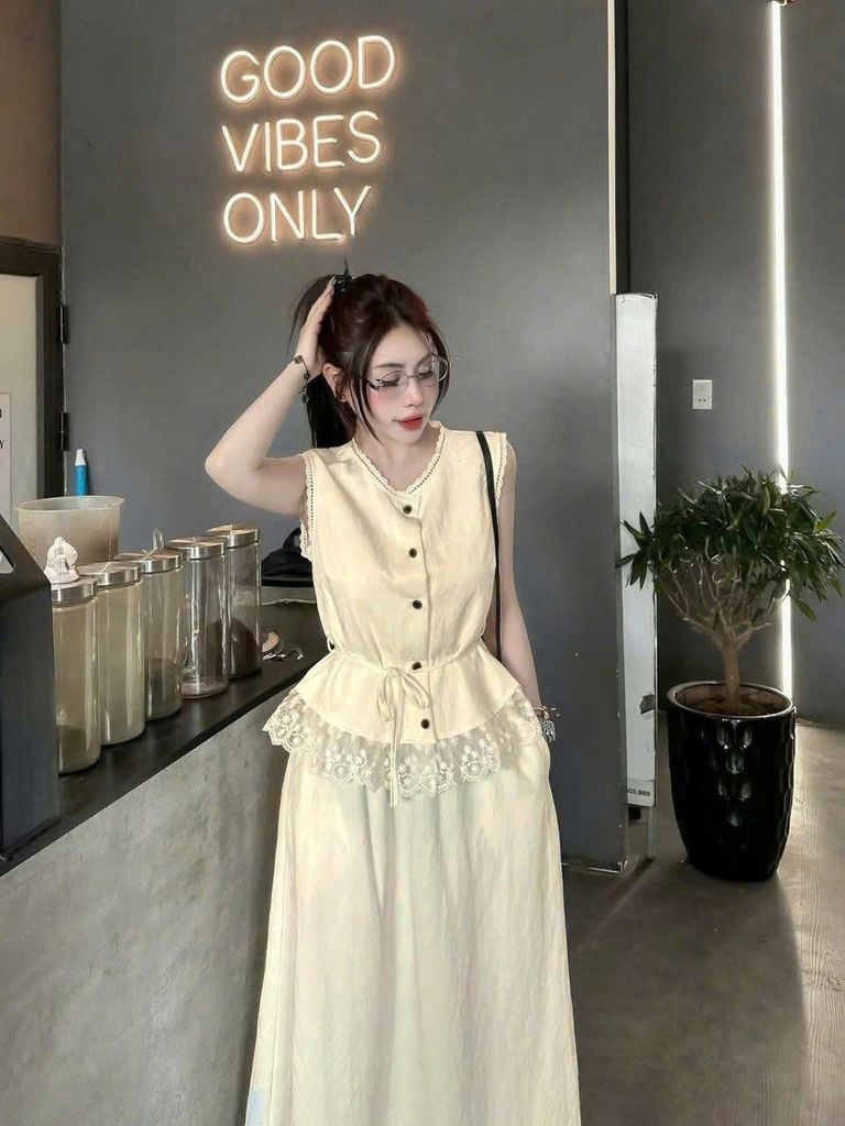 VGU0417-Set áo sát nách phối viền ren, CV dài Kem Vàng (kèm dây cột eo)