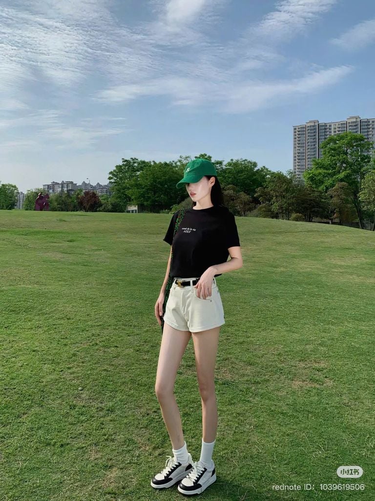 VGU0413-Set áo thun đen in chữ, quần short trắng (2 món)