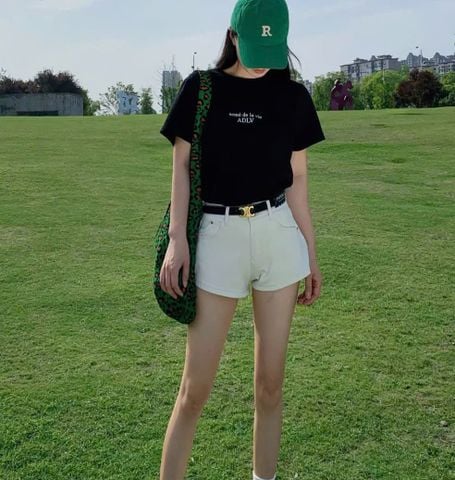 VGU0413-Set áo thun đen in chữ, quần short trắng (2 món)