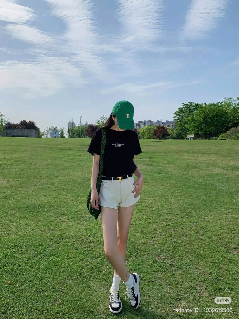 VGU0413-Set áo thun đen in chữ, quần short trắng (2 món)
