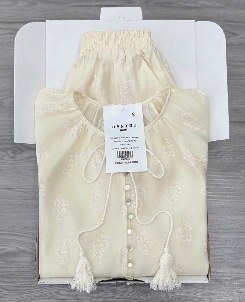 TB8384-Set áo tay dài, quần short họa tiết hoa Kem
