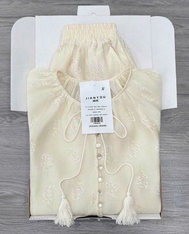 TB8384-Set áo tay dài, quần short họa tiết hoa Kem